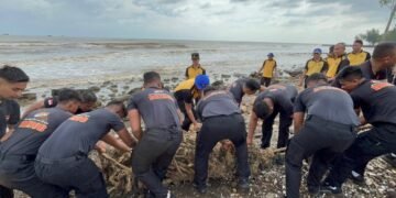 Gerakan Indonesia Asri, Brimob-Polres Batang Sapu Bersih Sampah di Pantai Sigandu