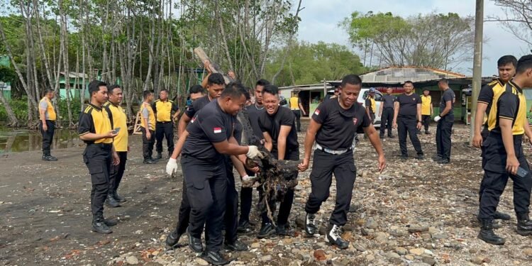 Gerakan Indonesia Asri, Brimob-Polres Batang Sapu Bersih Sampah di Pantai Sigandu