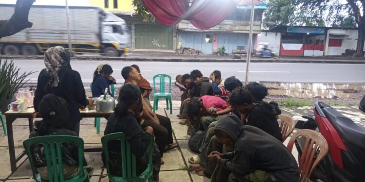 Semarak Takjil YBPI Hari ke-2 Layani Musafir dan Rombongan Anak Pang