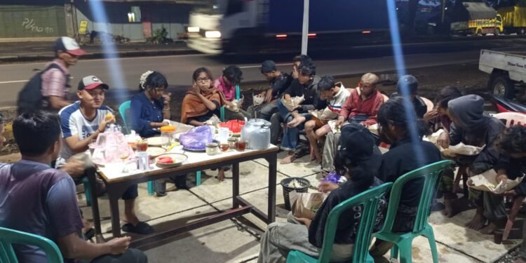 Semarak Takjil YBPI Hari ke-2 Layani Musafir dan Rombongan Anak Pang