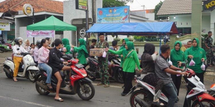 TNI Berbagi Berkah Ramadan, Koramil Limpung Bagikan Takjil Gratis