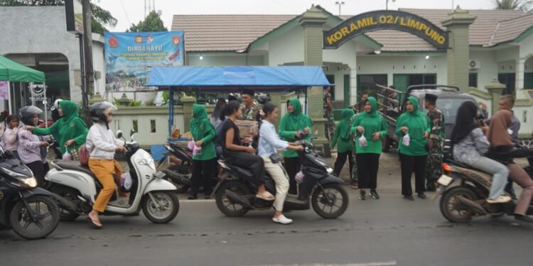 TNI Berbagi Berkah Ramadan, Koramil Limpung Bagikan Takjil Gratis