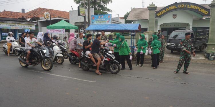 TNI Berbagi Berkah Ramadan, Koramil Limpung Bagikan Takjil Gratis