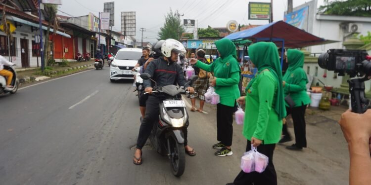 TNI Berbagi Berkah Ramadan, Koramil Limpung Bagikan Takjil Gratis