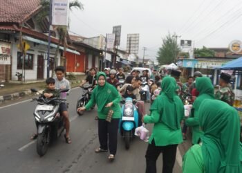 TNI Berbagi Berkah Ramadan, Koramil Limpung Bagikan Takjil Gratis