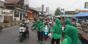 TNI Berbagi Berkah Ramadan, Koramil Limpung Bagikan Takjil Gratis