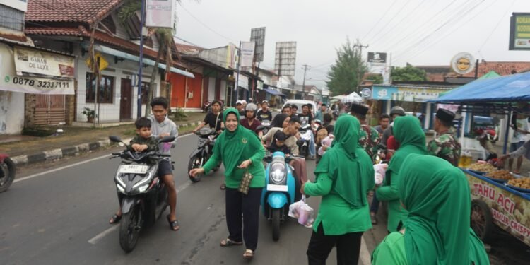 TNI Berbagi Berkah Ramadan, Koramil Limpung Bagikan Takjil Gratis