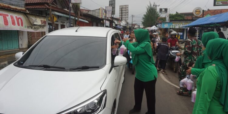 TNI Berbagi Berkah Ramadan, Koramil Limpung Bagikan Takjil Gratis