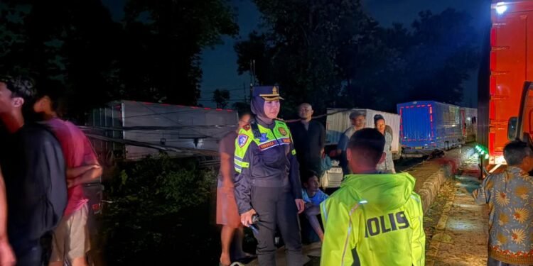 Kapolres Batang Pimpin Evakuasi Jalur Pantura Setelah Diterjang Angin Kencang