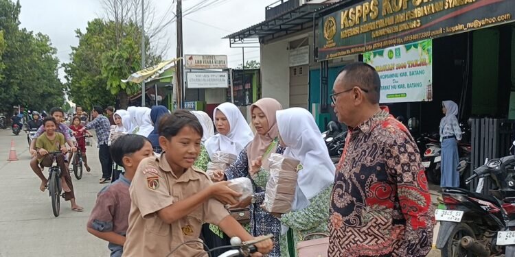 Raih Keberkahan, KOPSIMNU dan Fatayat NU Bagikan Ribuan Takjil