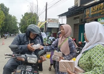 Raih Keberkahan, KOPSIMNU dan Fatayat NU Bagikan Ribuan Takjil