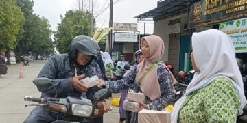 Raih Keberkahan, KOPSIMNU dan Fatayat NU Bagikan Ribuan Takjil