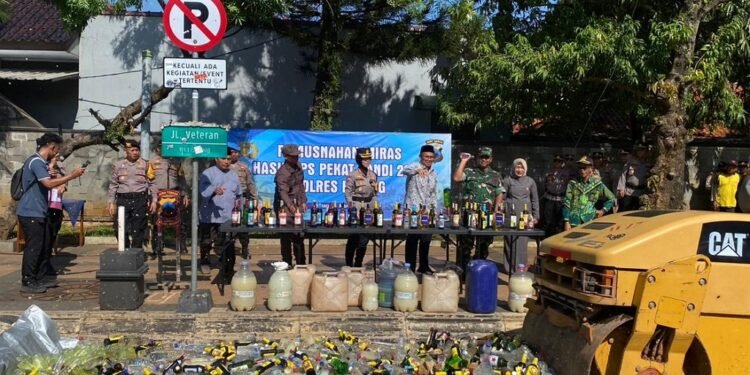 Polres Batang Musnahkan 13.000 Botol Miras Hasil Operasi Pekat Jelang Ramadan