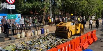 Polres Batang Musnahkan 13.000 Botol Miras Hasil Operasi Pekat Jelang Ramadan