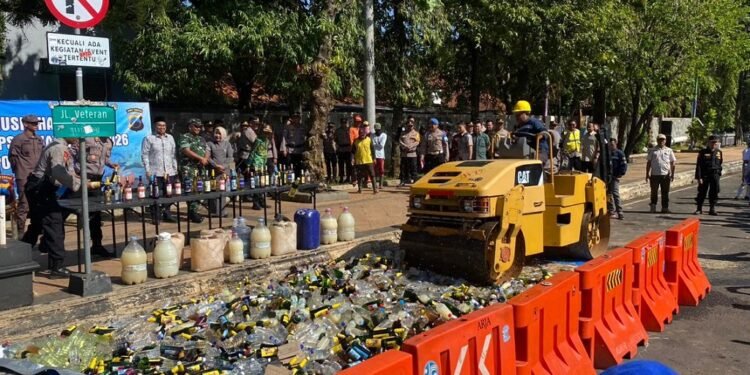 Polres Batang Musnahkan 13.000 Botol Miras Hasil Operasi Pekat Jelang Ramadan