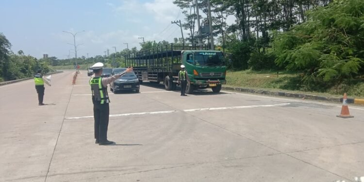 Jamin Kelancaran Jalur Pantura, Satlantas Batang Tindak Tegas Truk yang Melanggar SKB Mudik