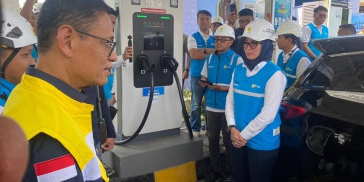 Wamen ESDM Tinjau SPKLU di Rest Area 379 A Batang