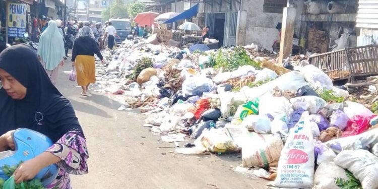 Hanya Libur Saat Salat Ied, Pasukan Kuning Kerja Ekstra Saat Sampah Melambung