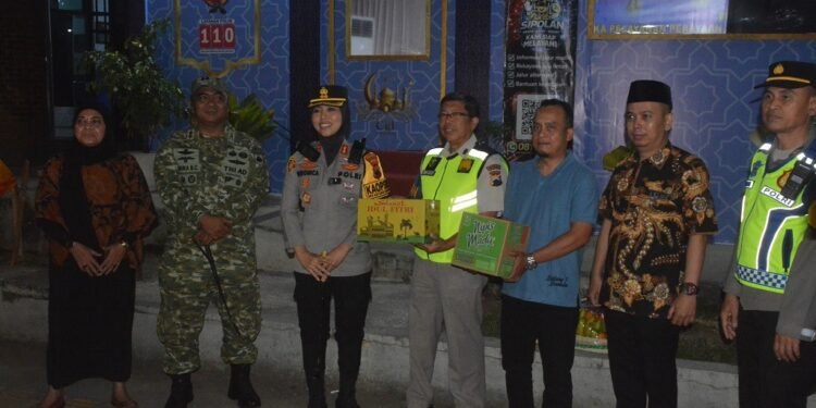 Serahkan Bingkisan Lebaran, Kapolres Batang Motivasi Petugas Posko