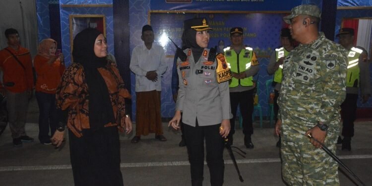 Serahkan Bingkisan Lebaran, Kapolres Batang Motivasi Petugas Posko