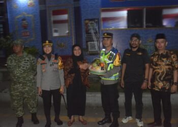 Serahkan Bingkisan Lebaran, Kapolres Batang Motivasi Petugas Posko