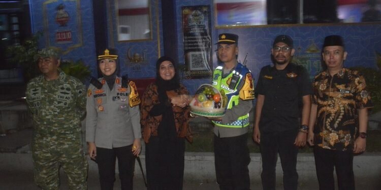 Serahkan Bingkisan Lebaran, Kapolres Batang Motivasi Petugas Posko