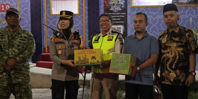 Perkuat Layanan Mudik, Forkopimda Batang Salurkan Bingkisan Semangat di Posko Lebaran