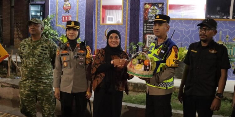 Perkuat Layanan Mudik, Forkopimda Batang Salurkan Bingkisan Semangat di Posko Lebaran