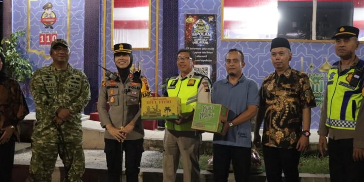 Perkuat Layanan Mudik, Forkopimda Batang Salurkan Bingkisan Semangat di Posko Lebaran