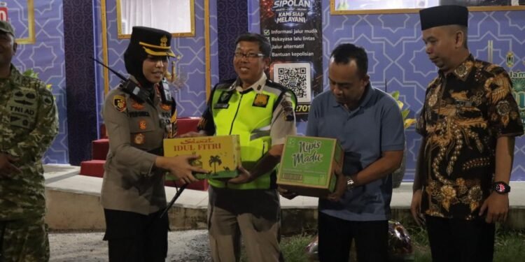 Perkuat Layanan Mudik, Forkopimda Batang Salurkan Bingkisan Semangat di Posko Lebaran