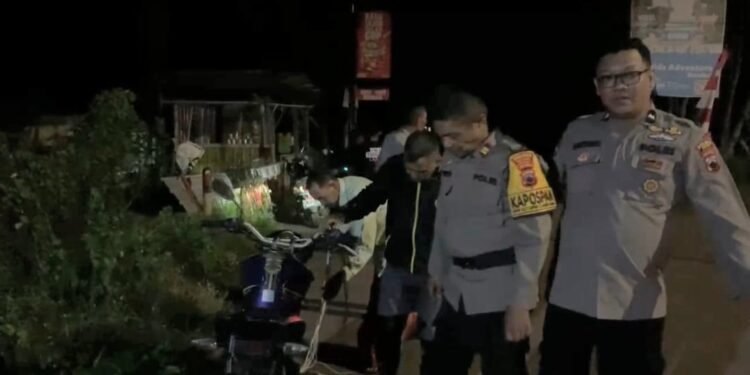 Aksi Cepat Petugas Pos Pam Sigandu Evakuasi Pemotor yang Terperosok ke Tambak
