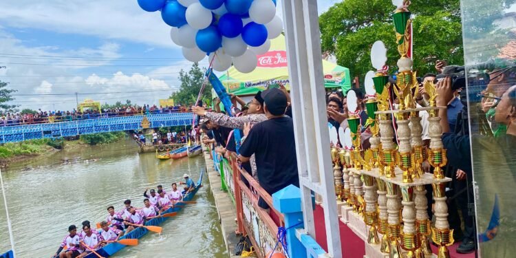 Berikan 2 Perahu, Pemkab Batang Dorong Lomba Dayung Klidang Lor Masuk Event Nasional