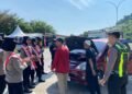 Sigap, Polisi Bantu Pemudik Ganti Ban Pecah di Tol Batang-Semarang