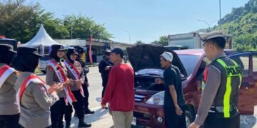 Sigap, Polisi Bantu Pemudik Ganti Ban Pecah di Tol Batang-Semarang