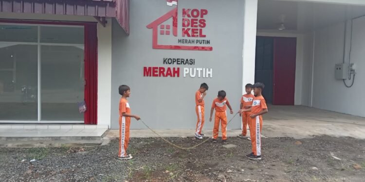 Halaman Koprasi Merah Putih di Manfaatkan Anak SD Untuk Olah Raga Dan Bermain