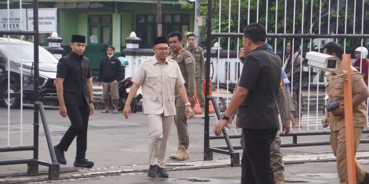 Jalan Kaki ke Kantor, Bupati Batang Langsung Berikan Contoh Untuk Hemat Energi