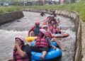 Tutup Masa Libur Lebaran, Wisatawan Padati Aliran Sungai Jernih di Warungasem Batang