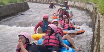 Tutup Masa Libur Lebaran, Wisatawan Padati Aliran Sungai Jernih di Warungasem Batang