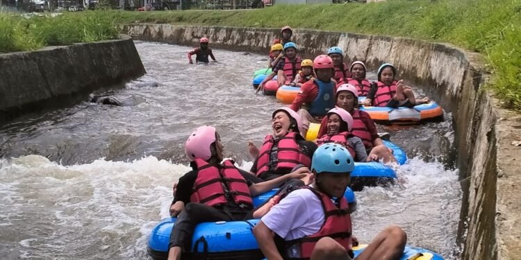 Tutup Masa Libur Lebaran, Wisatawan Padati Aliran Sungai Jernih di Warungasem Batang