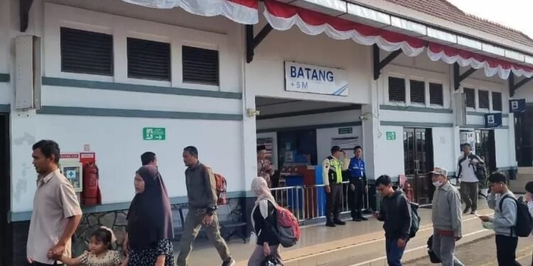 Hari Terakhir Libur Lebaran, Arus Balik di Stasiun Batang Masih “Seksi”