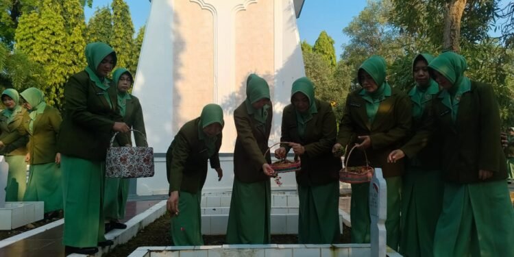 Peringati HUT Persit ke-80, Persit Kartika Candra Kirana Cabang XXIV Kodim 0736/Batng Gelar Ziarah Penuh Khidmat