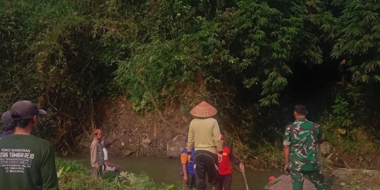 Gotong Royong Penuh Semangat, TNI dan Warga Bersihkan Lokasi Pembangunan Jembatan Gantung