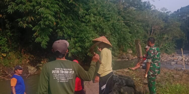 Gotong Royong Penuh Semangat, TNI dan Warga Bersihkan Lokasi Pembangunan Jembatan Gantung
