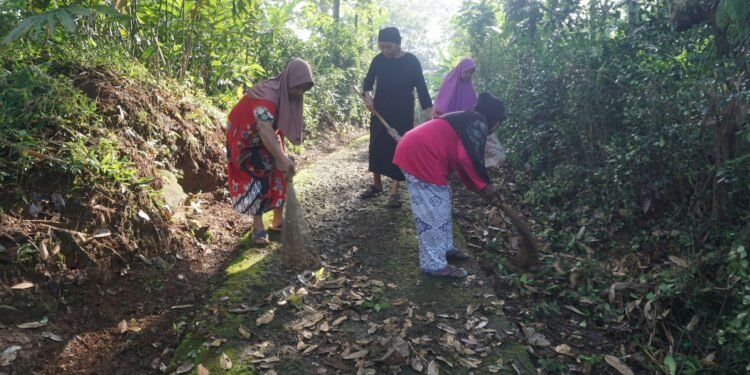 Gotong Royong Penuh Semangat, TNI dan Warga Bersihkan Lokasi Pembangunan Jembatan Gantung