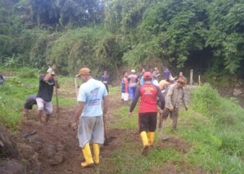 Gotong Royong Penuh Semangat, TNI dan Warga Bersihkan Lokasi Pembangunan Jembatan Gantung