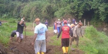 Gotong Royong Penuh Semangat, TNI dan Warga Bersihkan Lokasi Pembangunan Jembatan Gantung