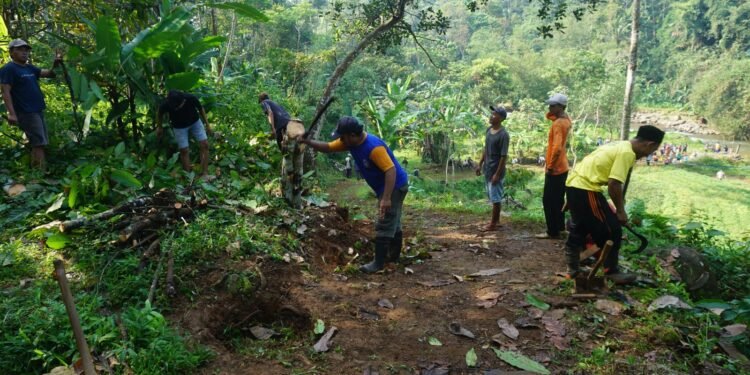 Gotong Royong Penuh Semangat, TNI dan Warga Bersihkan Lokasi Pembangunan Jembatan Gantung