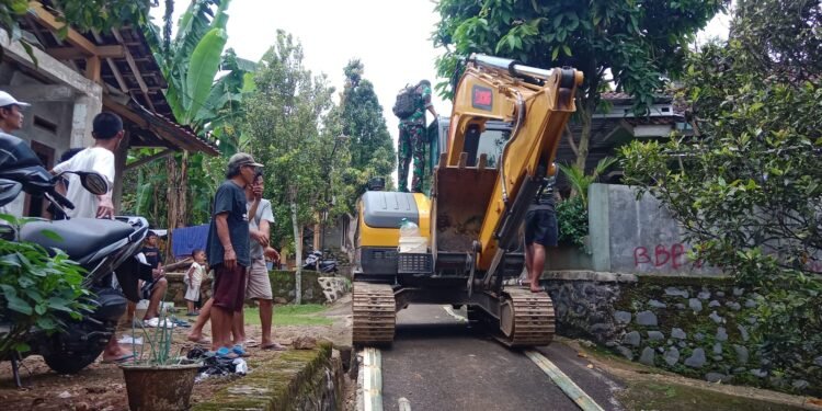 Babinsa Kawal Distribusi Alat Berat ke Lokasi Pembangunan Jembatan Garuda