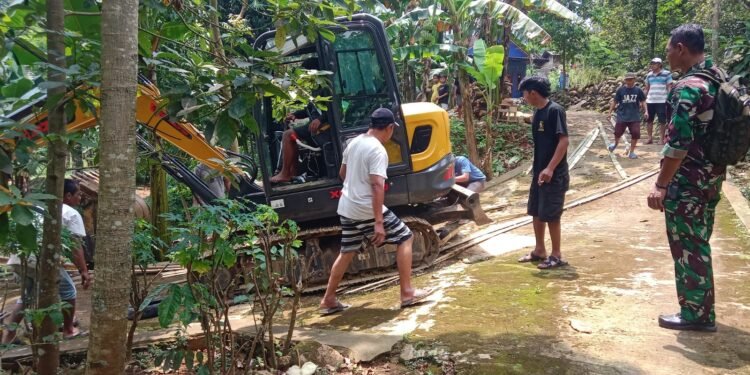 Babinsa Kawal Distribusi Alat Berat ke Lokasi Pembangunan Jembatan Garuda