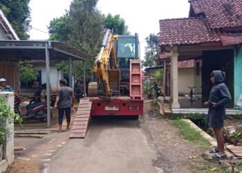 Babinsa Kawal Distribusi Alat Berat ke Lokasi Pembangunan Jembatan Garuda